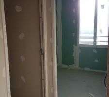 A gauche le dressing et en face la salle de bain