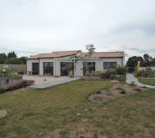 La maison et le jardin sous le ciel charentais du 1 aout 2019 ...le chemin de bois qui part vers l'ouest aura t il un jour une suite...jaccuzzi piscine  le rêve  ...pour un jour peut être !