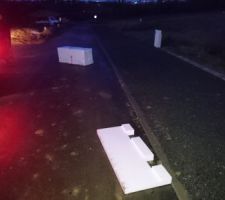 L'hourdis a été dispersé partout avec le vent