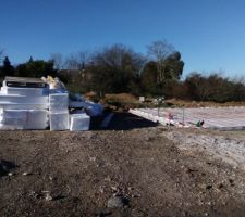 Reprise du chantier. Dalle pas encore coulée.