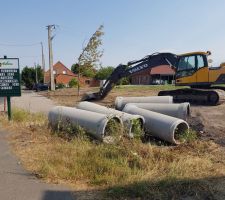 Énorme pelleteuse ayant permis la réalisation du busage en quelques heures.