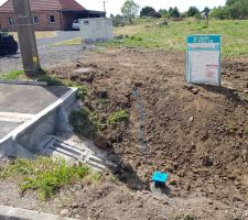 L'arrivée de l'eau sur notre terrain. Une condition primordiale pour démarrer le chantier :)