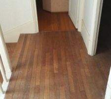 Vue du palier de l'étage vers la salle de bain.