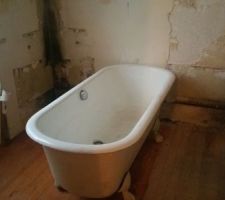 La salle de bain mise à nue pour refaire la plomberie.