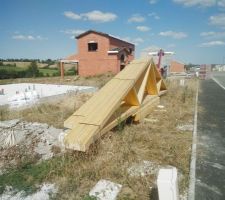 Charpente mais pas de brique pour monter les murs.