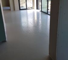 Pi&egrave;ce de vie depuis l'entr&eacute;e