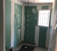 Salle de bains préparation douche à l'italienne