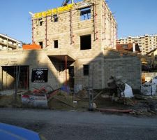 Le chantier avance très très vite.
Après un excellent travail sur le poste gros oeuvre, le charpentier (charpente de la sure) a pris le relai et à lui aussi fait du bon travail.