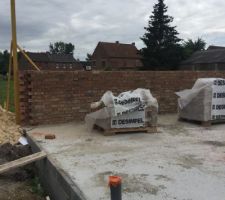 Evolution de l'élévation des murs .... en attente du mur de l'entrée et qu'ils comblent le trou devant l'évacuation