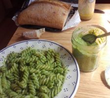 Pesto de fanes de radis