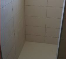 Salle d'eau du haut : receveur et fa&iuml;ences