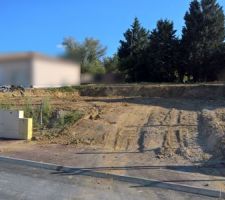 Le terrain tout propre après la démolition et enlèvement d'une partie des terres