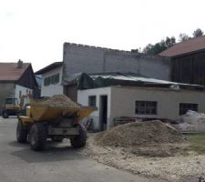 Démolition de l'ossature bois finie, partie garage protégée contre les intempéries en attendant la suite...