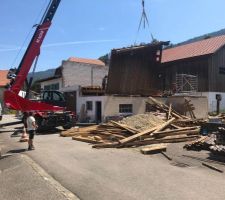 Démolition de l'ossature bois en cours, avec la grue, c'est allé très vite