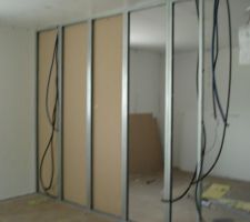 Cloison entre les deux chambres