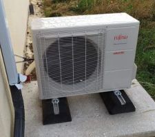 Unité extérieure de la PAC enfin installée.