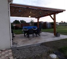 Pergola remontée dur une terrasse refaite en béton.
La toiture c'est du polycarbonate