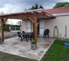 Pergola remontée dur une terrasse refaite en béton.
La toiture c'est du polycarbonate