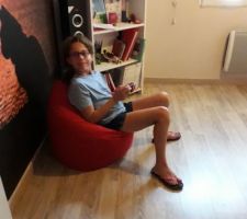 Les enfants heureux de leur chambre