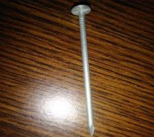 Une pointe de toiture galvanisé qu' un artisan a coté de chez moi utilise.
Dommage que gueudry n'utilise pas les meme
