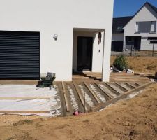 Mise en.place des tassots qui soutiennent les lattes de la terrasse