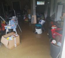 Voiries provisoires ravinées avec garage inondé du fait de l'absence de trottoirs et d'évacuation des eaux.