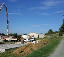 La dalle vient d'être coulée.
Après la mésaventure lors des fondations, il était impossible de descendre avec les toupies. Seule solution, bloquer la route et utiliser une pompe.
Après négociation entre la CDT et la mairie, une date à était acceptée. on perd 10 jours mais on ne prend aucun risque.
Merci surtout au voisin qui à accepter une partie des camions sur son chemin le temps du coulage