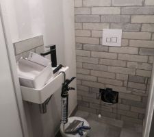 Toilette suspendu sous escalier... Ça commence à prendre forme ^^