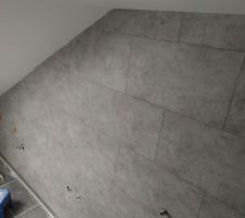 Pose des dalles PVC dans le SDB.