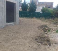 Espace exterieur devant la maison un peu nettoyée et en prime crampe aux jambes ça commence!