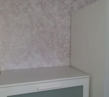Partie rangements de la chambre,1 mur de fond en papier peint effet marbre blanc/grisé cuivré