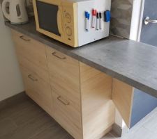 Cuisine, le micro onde n'est pas encore installé en hauteur
