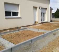 AMÉNAGEMENT DEVANT MAISON POUR PLANTATION ET TERRASSE