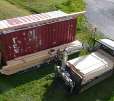 Vue du haut de l'échafaudage ; dans le camion, la moitié de la volige de support de la paille en rampants.