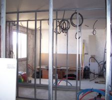 Mise en place de la structure metellique des differentes cloisons.