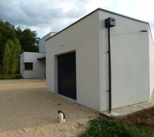 Bande de propreté, façade nord du garage