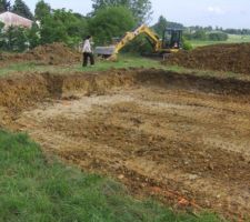 Terrassement de la maison pour preparer les fouilles.