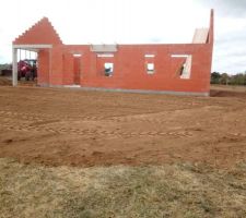 Aplanissement du terrain.