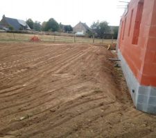 Aplanissement du terrain.
