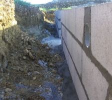 Côté pignon gauche, avec accés du vide sanitaire.