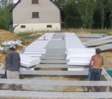 Pose des hourdis et poutrelles.
2 ouvriers maçon