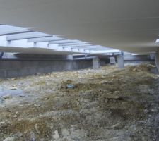 Vu du vide sanitaire avant la pose totale des hourdis.
côté partie arrière de la maison ( Evacuation des eaux usées).