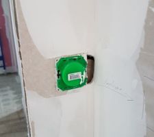 Interrupteur électrique : correction sur 5 placements d'interrupteur trop proches des ouvertures ne laissant pas de place pour la baguette de recouvrement de l'encadrement de porte.