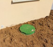 Pompe de relevage à l'avant de la maison.