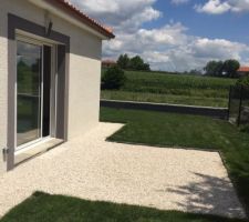 Maison terminée vue de l'extérieure : petit coin terrasse