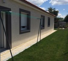 Maison terminée vue de l'extérieure : petit coin terrasse