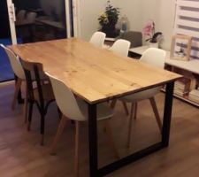 La table réalisée intégralement en bois et par monsieur.
La chaise bistro dépareillée du reste a été relookée en bois/noir.