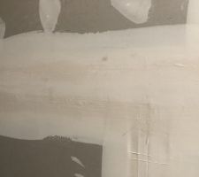 Voici le travail des personnes qui ne parlent pas un mot de français alors comment leurs expliquer que ce travail de cochon ne vous plaît pas?! Très compliqué!!! Et je le rappelle le chef de chantier 0 suivi 0 communication 0 présence en fait inutile dans notre projet tout simplement!