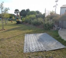 Ouverture du chantier  jardin ce matin le tracto de l'entreprise cornuaud est descendu  en contre bas de la colline pour réaliser les fouilles  du muret