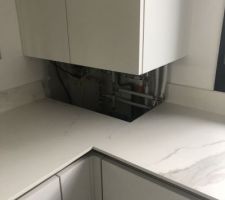 Il manque un coffrage pour cacher les tuyaux de la chaudi&egrave;re (c'est en cours de fabrication chez le cuisiniste car le plan de travail devait &ecirc;tre pos&eacute; avant)